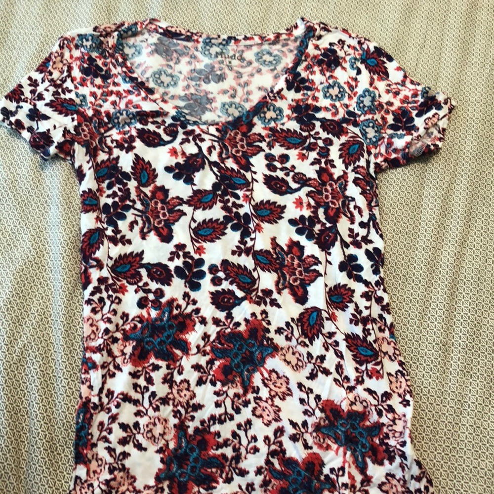 Basic floral vneck